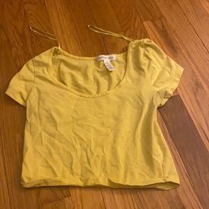 Cute cropped yellow tee from ambiance apperal